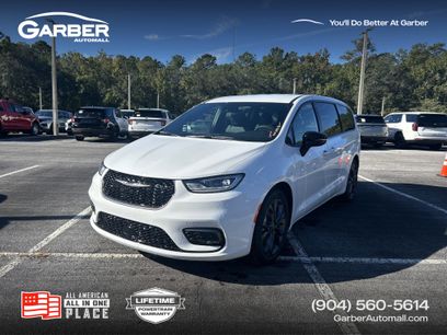 New 2026 Chrysler Pacifica Select