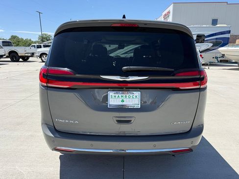 Used 2023 Chrysler Pacifica Limited FWD image 4