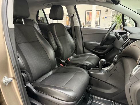 Used 2018 Chevrolet Trax LT w/ LT Convenience Package image 18