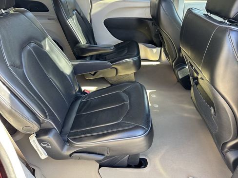 Used 2020 Chrysler Pacifica Limited image 15