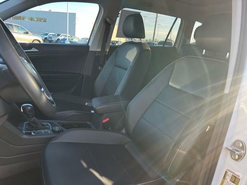 Used 2021 Volkswagen Tiguan SE w/ Panoramic Sunroof Package image 27