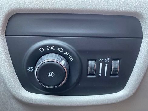 Used 2022 Jeep Grand Cherokee L Overland w/ Luxury Tech Group IV AWD/4WD image 25