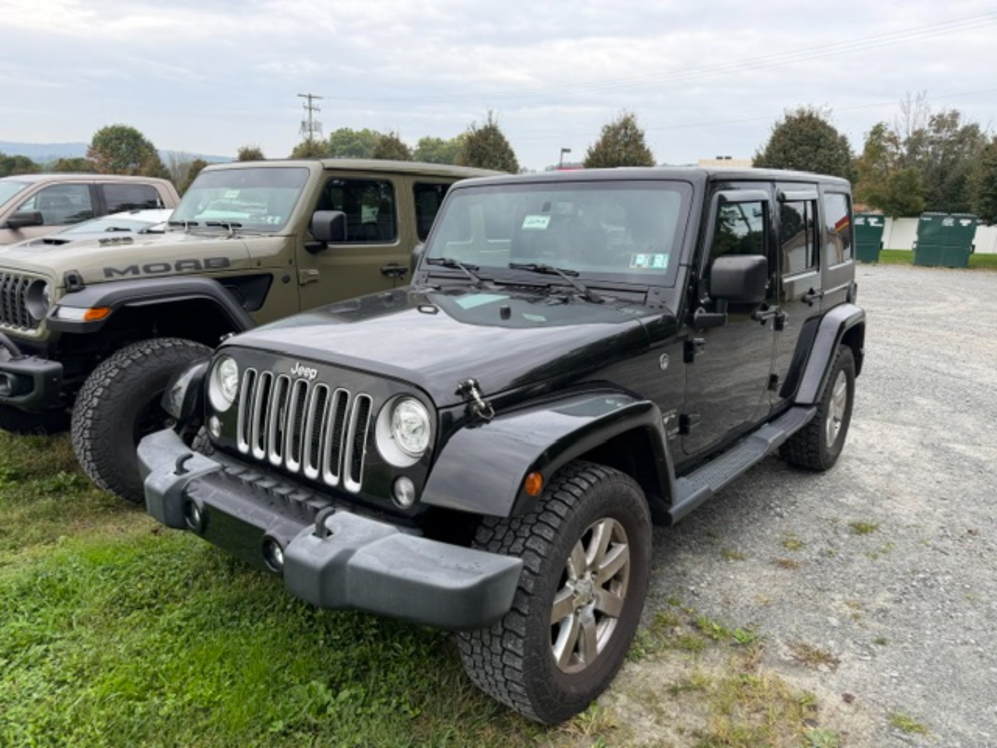 Used 2017 Jeep Wrangler Unlimited Sahara w/ Connectivity Group AWD/4WD image 2