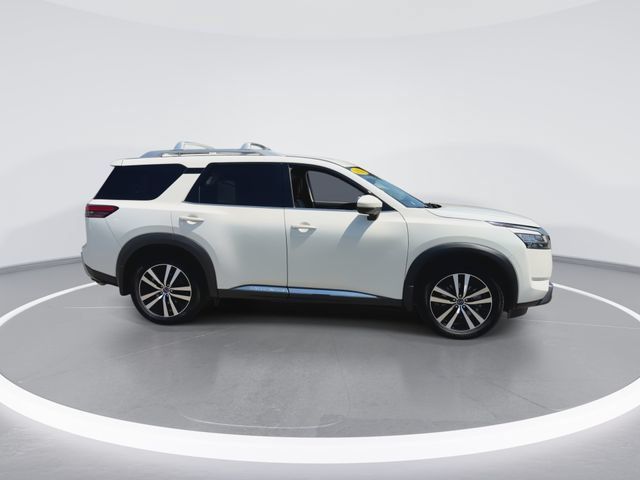 Used 2024 Nissan Pathfinder Platinum w/ Cargo Package AWD/4WD image 9