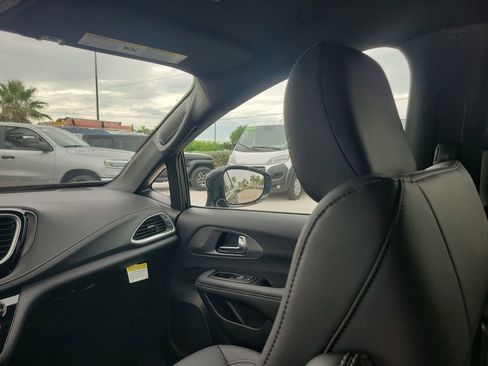 New 2026 Chrysler Pacifica Select image 11