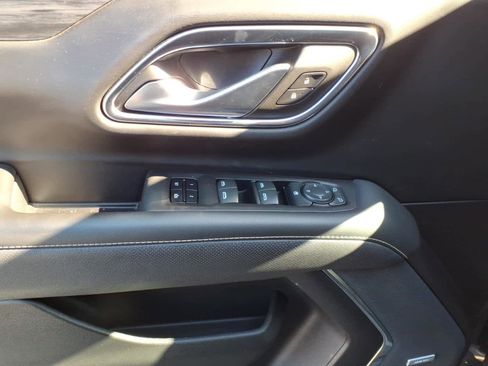 Used 2023 GMC Yukon XL SLT image 3