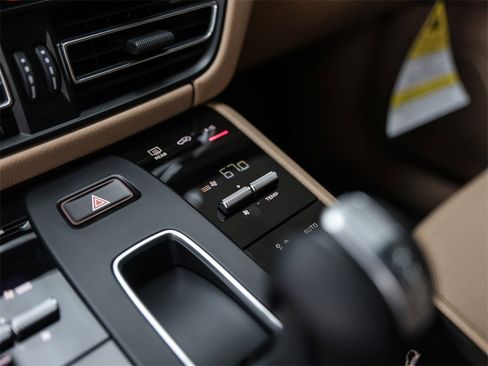 Used 2025 Porsche Macan image 26