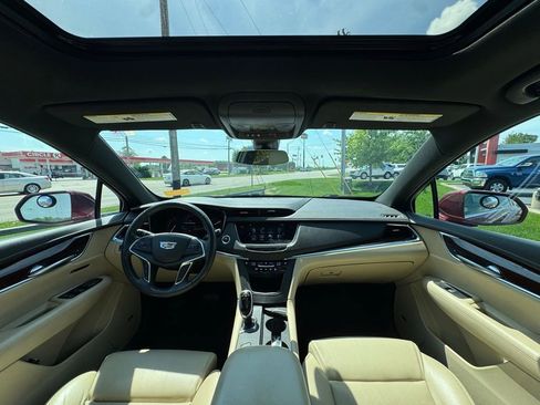 Used 2017 Cadillac XT5 Luxury w/ Driver Awareness Package FWD image 9