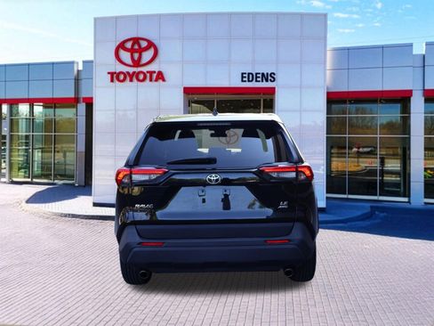 Used 2022 Toyota RAV4 LE AWD/4WD image 4