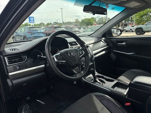 Used 2017 Toyota Camry SE w/ Moonroof Package FWD image 13