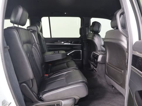 Used 2022 Jeep Wagoneer Series II AWD/4WD image 14