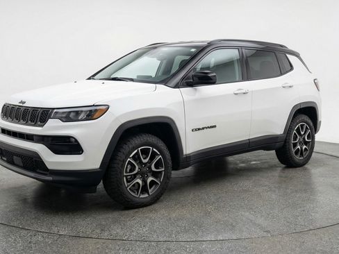 Used 2025 Jeep Compass Trailhawk image 3