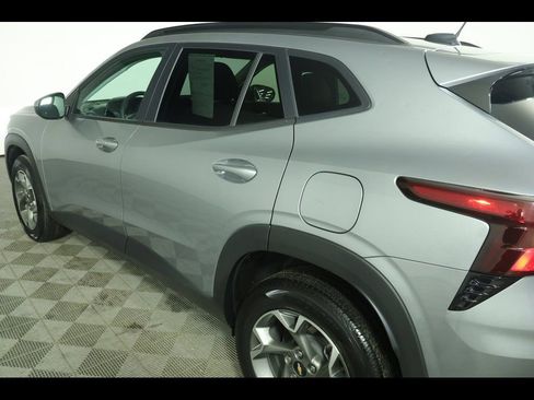 Used 2025 Chevrolet Trax LT w/ LT Convenience Package image 15