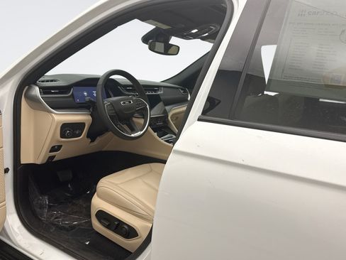 Used 2023 Jeep Grand Cherokee Limited image 10