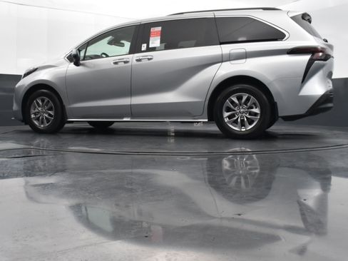 Used 2025 Toyota Sienna XLE FWD image 38