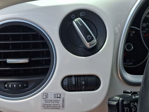 Used 2013 Volkswagen Beetle TDI FWD image 25