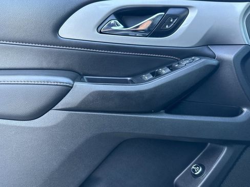 Used 2021 Chevrolet Traverse LT w/ LT Premium Package image 8