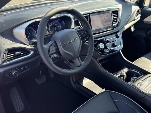 New 2026 Chrysler Pacifica Limited w/ S Appearance Package FWD image 2