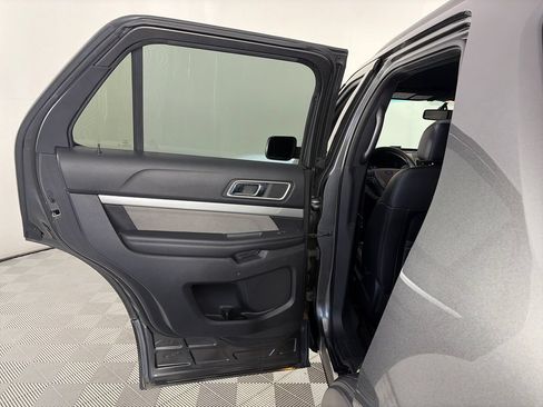 Used 2017 Ford Explorer XLT w/ Equipment Group 202A AWD/4WD image 12