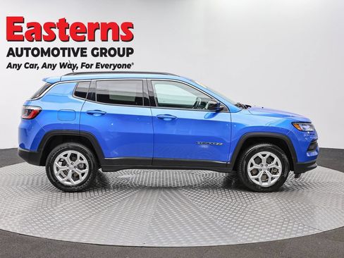 Used 2024 Jeep Compass Latitude AWD/4WD image 4