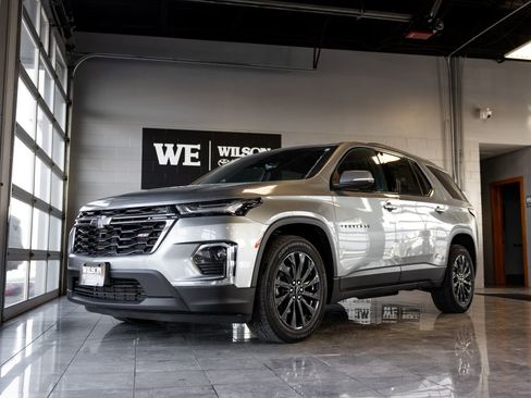 Used 2023 Chevrolet Traverse RS image 2