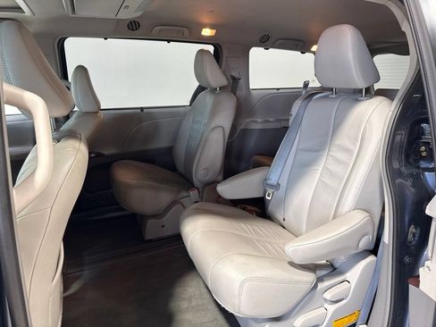 Used 2014 Toyota Sienna XLE w/ Entertainment Package FWD image 33