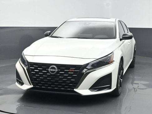 Used 2023 Nissan Altima 2.5 SR w/ SR Premium Package FWD image 2