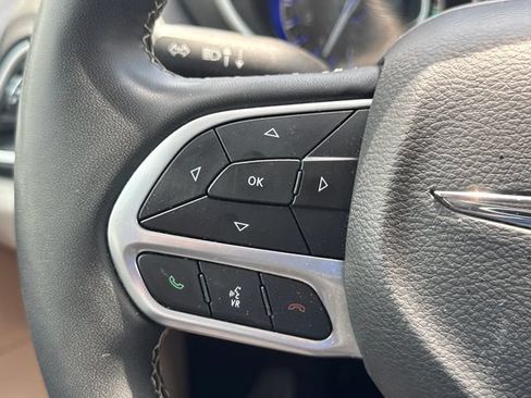 Used 2024 Chrysler Pacifica Touring-L FWD image 26