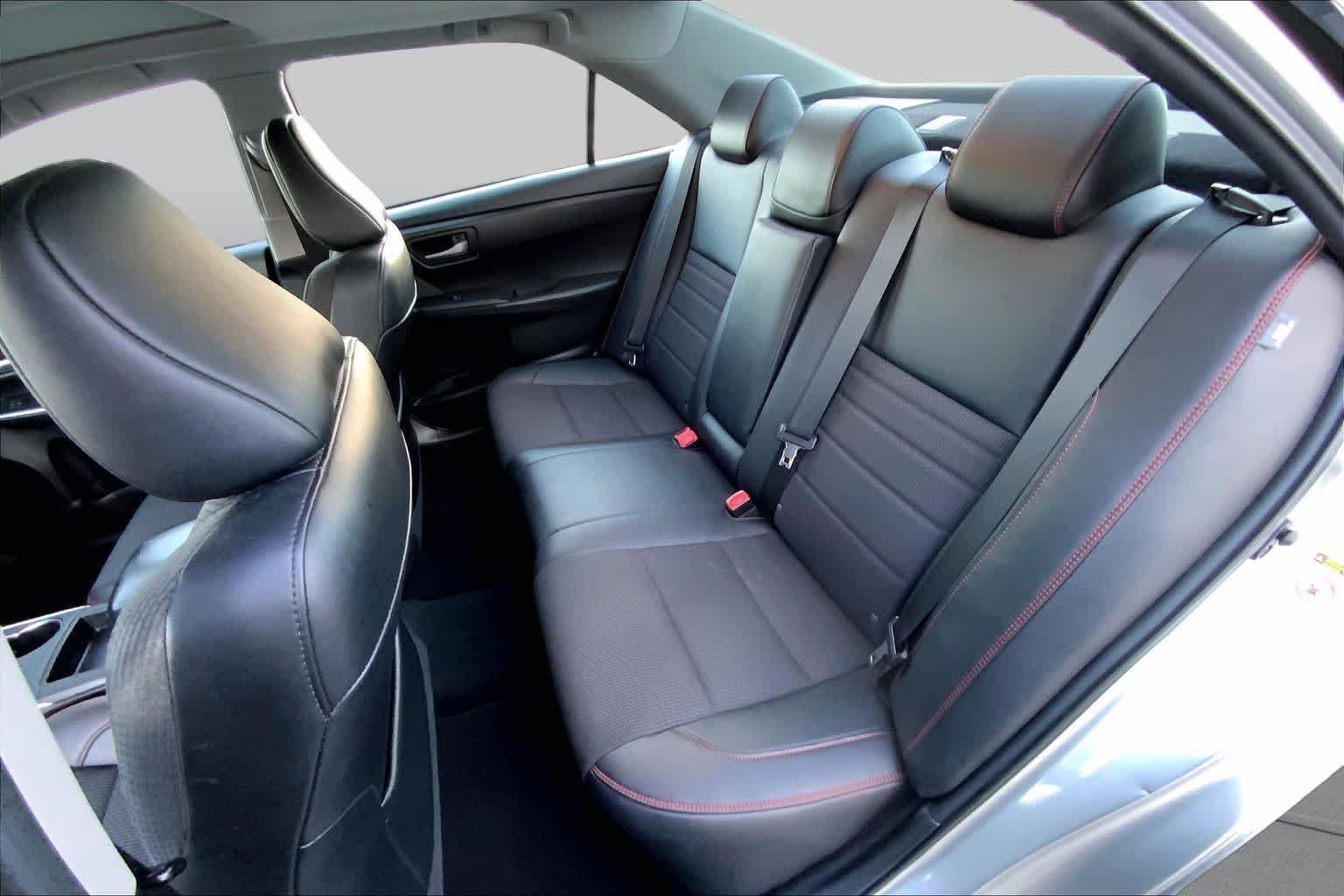 Used 2017 Toyota Camry SE w/ Moonroof Package FWD image 18