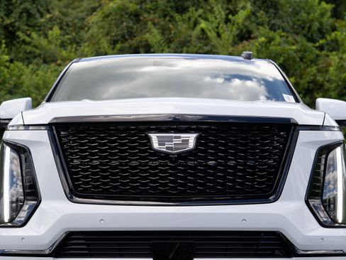 Used 2026 Cadillac Escalade Platinum Sport w/ LPO, ONYX Package AWD/4WD image 47