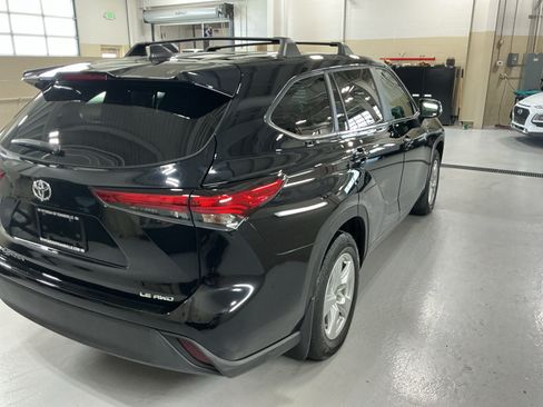 Used 2023 Toyota Highlander LE AWD/4WD image 4
