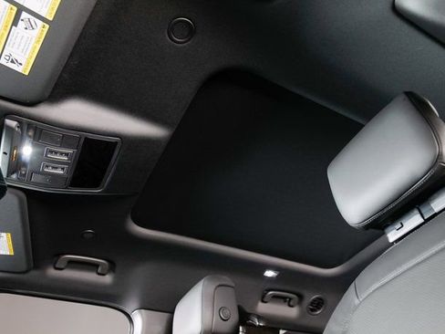 New 2026 Land Rover Defender 130 X-Dynamic SE image 23