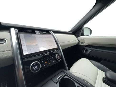 Used 2023 Land Rover Discovery Metropolitan Edition AWD/4WD image 46
