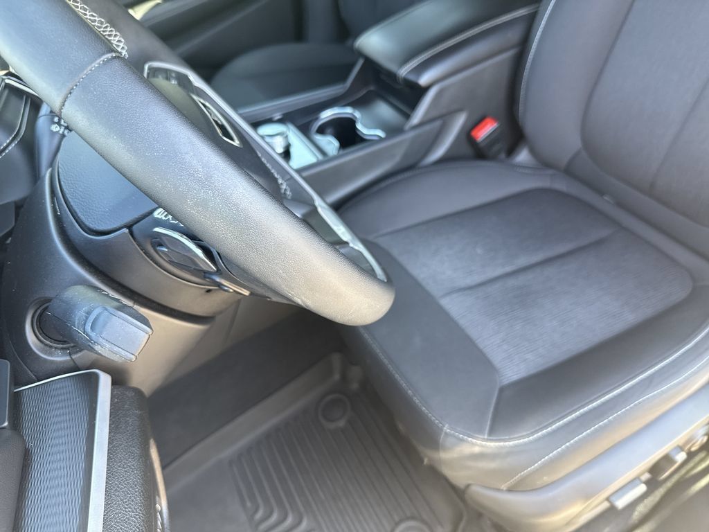 Used 2025 Jeep Grand Cherokee L Laredo RWD image 11