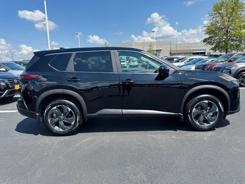 Used 2025 Nissan Rogue SV image 2