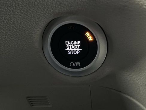 Used 2022 Chrysler Pacifica Limited w/ Uconnect Theater Family Group image 25