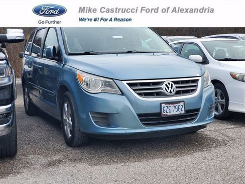 Used 2010 Volkswagen Routan SE image 1