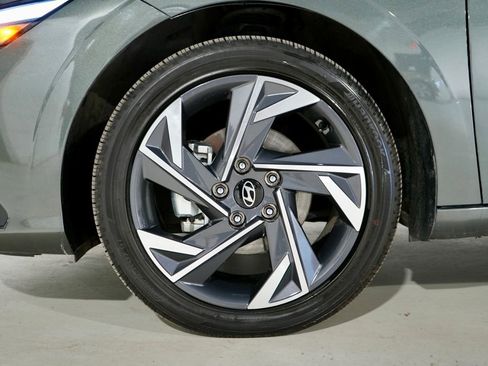 Used 2025 Hyundai Elantra SEL image 30
