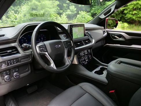 Used 2023 Chevrolet Tahoe Z71 w/ Luxury Package AWD/4WD image 2