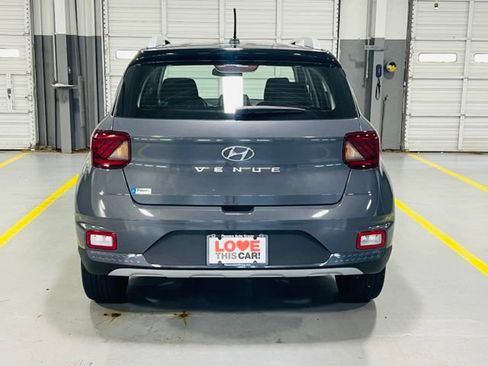 Used 2024 Hyundai Venue Limited FWD image 18