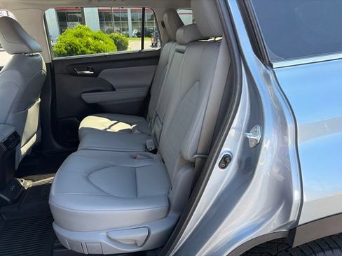 Used 2022 Toyota Highlander XLE AWD/4WD image 17
