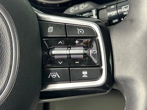 Used 2024 Kia Carnival EX FWD image 29