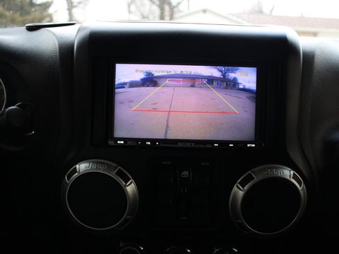 Used 2016 Jeep Wrangler Unlimited Rubicon w/ Connectivity Group image 22