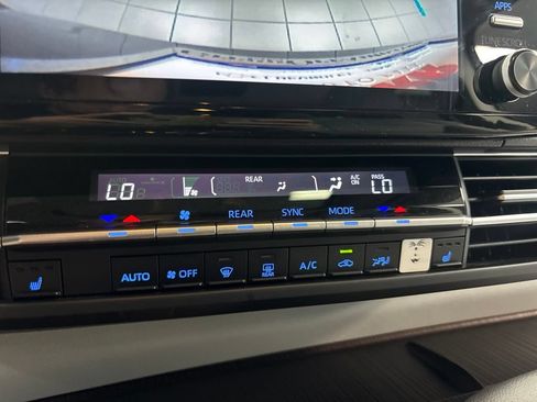 Used 2021 Toyota Sienna XLE FWD image 24