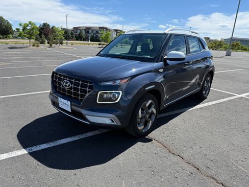 Used 2023 Hyundai Venue Limited FWD image 3