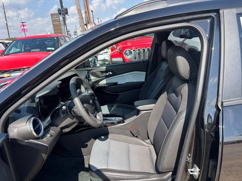 Used 2025 Chevrolet Trax LT FWD image 25
