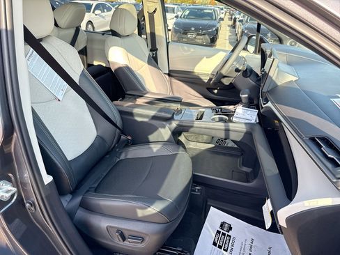 Certified 2025 Toyota Sienna Limited image 27