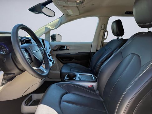 Used 2024 Chrysler Pacifica Touring-L FWD image 13