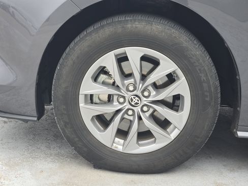 Used 2025 Toyota Sienna XLE image 15