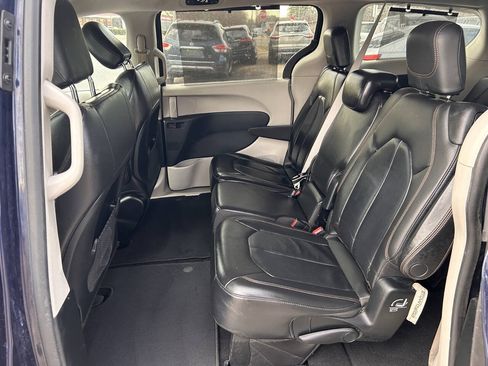 Used 2017 Chrysler Pacifica Touring-L FWD image 14